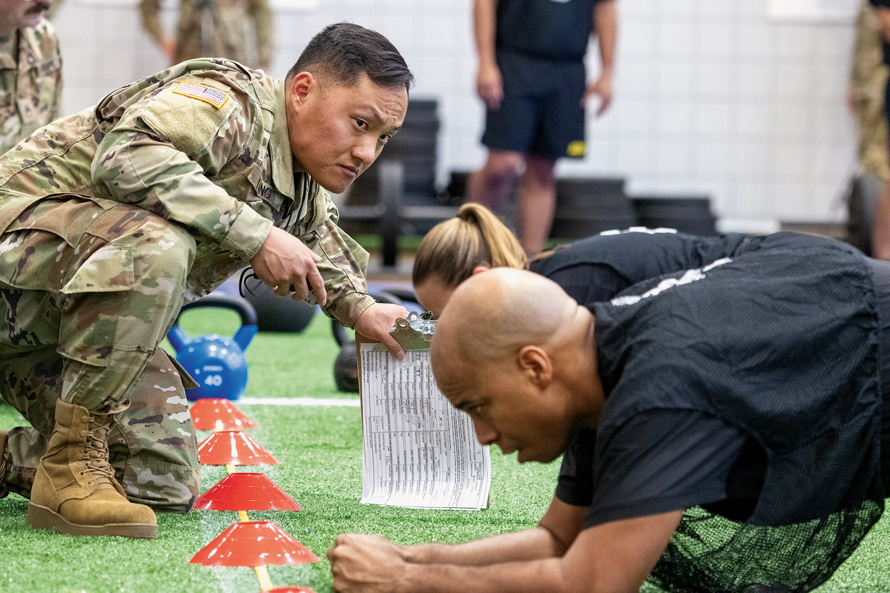 Sgt. 1st Class Vang Yang grades a candidate during the Army Combat Fitness Test portion of the Command Assessment Program at Fort Knox, Kentucky. (Credit: U.S. Army/Daniela Vestal)