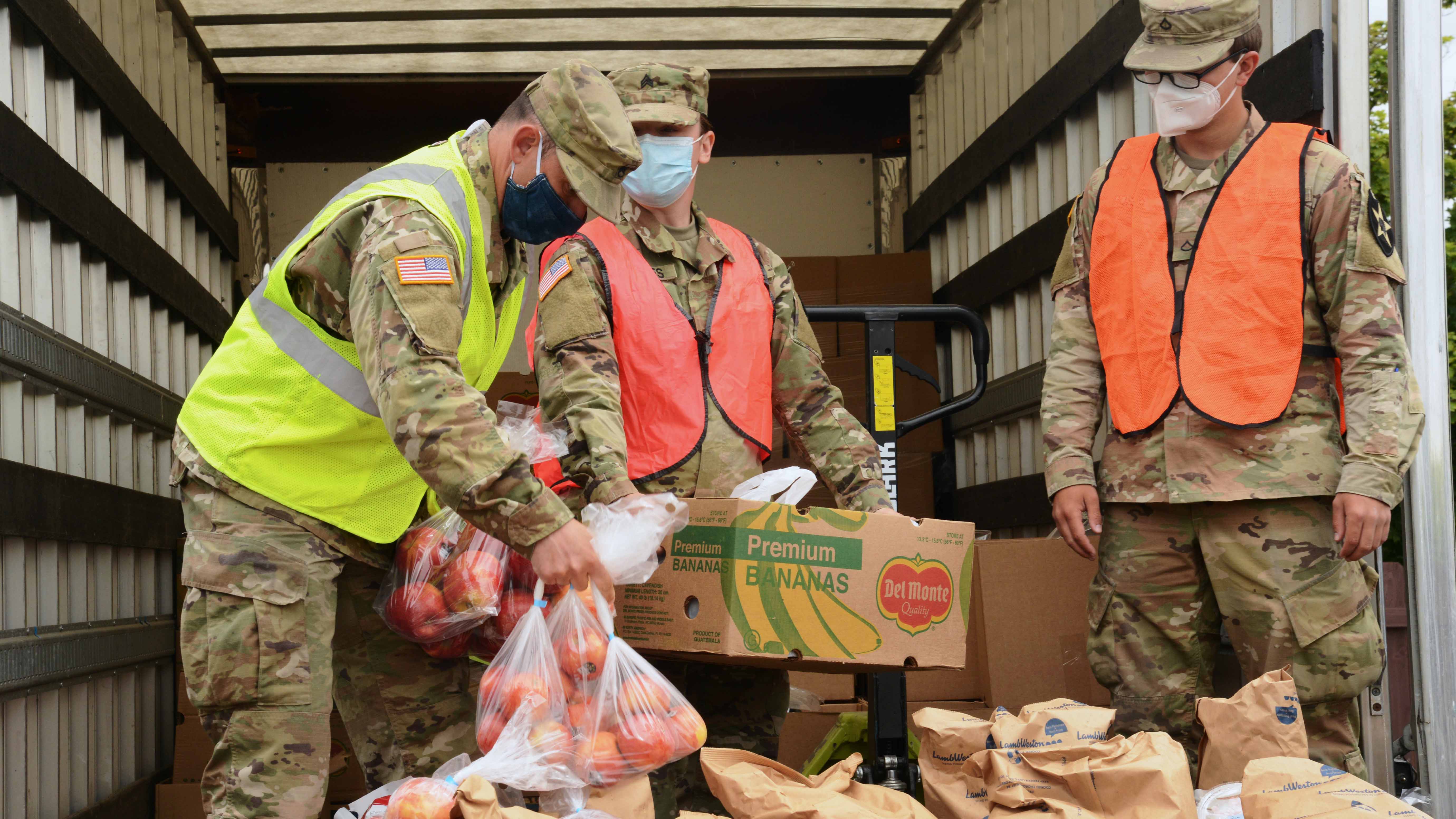 Soldiers help at local food bank