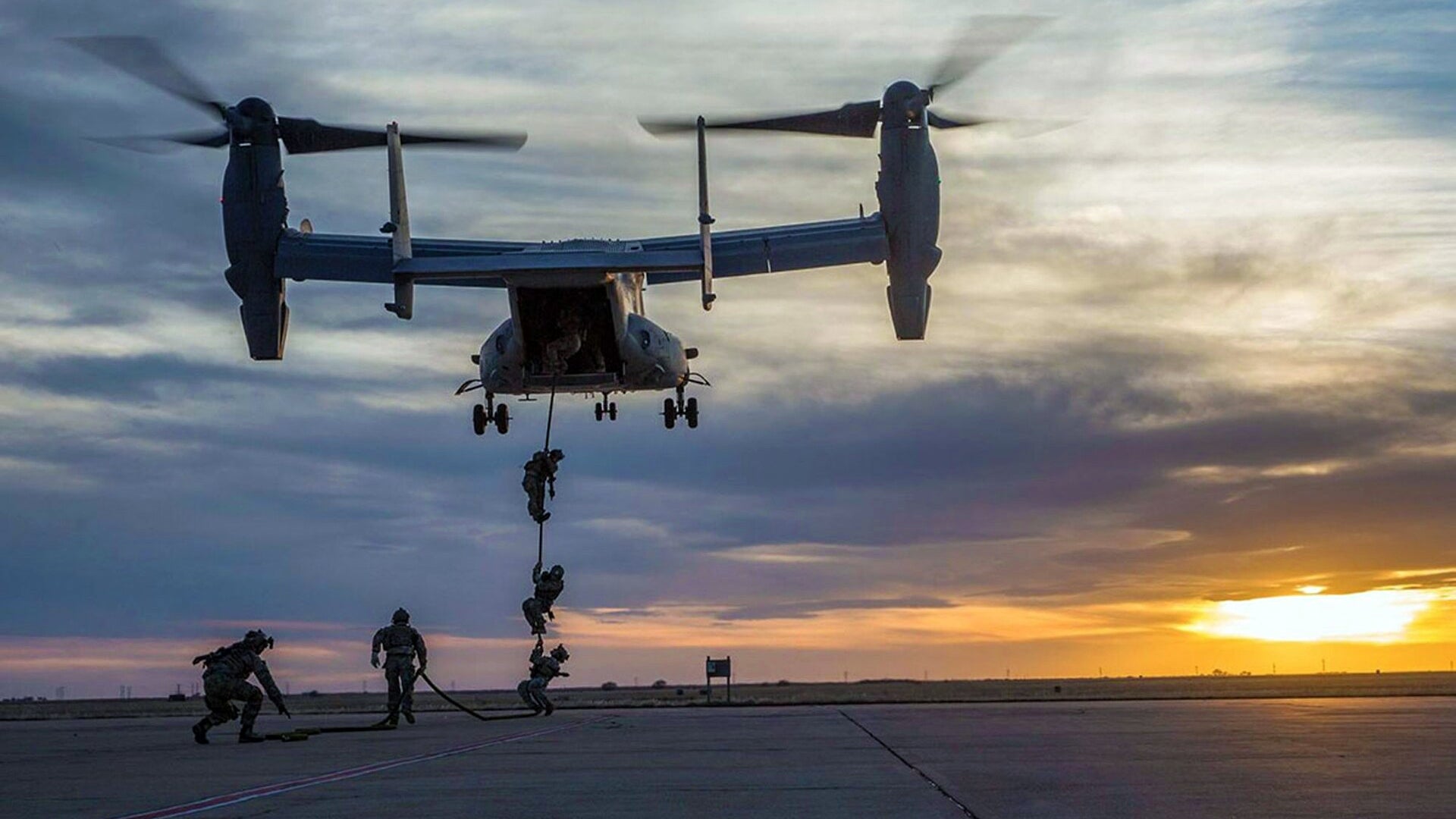 Soldiers dropping out of Osprey