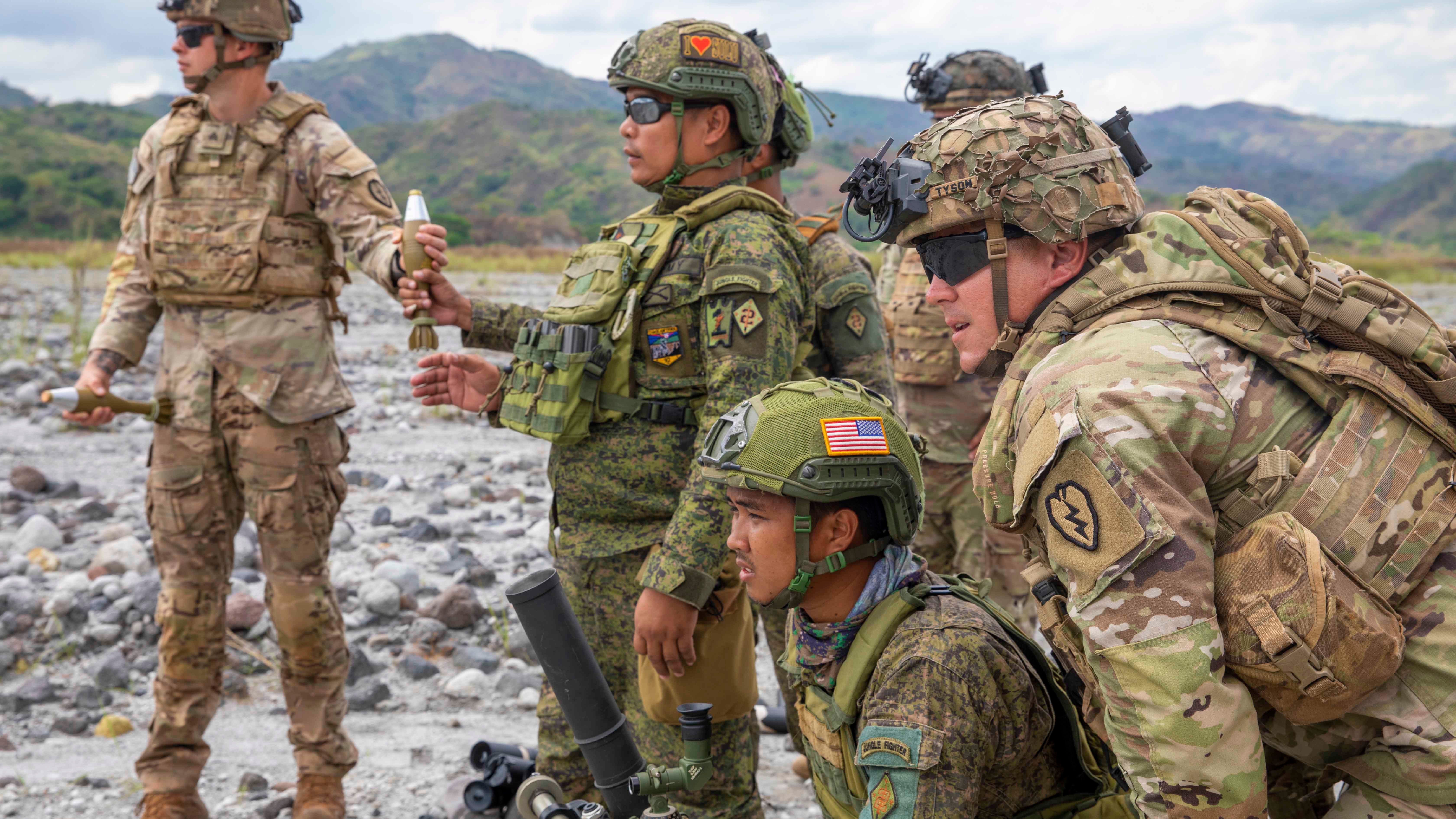 US Soldiers training Phillipines Soldiers