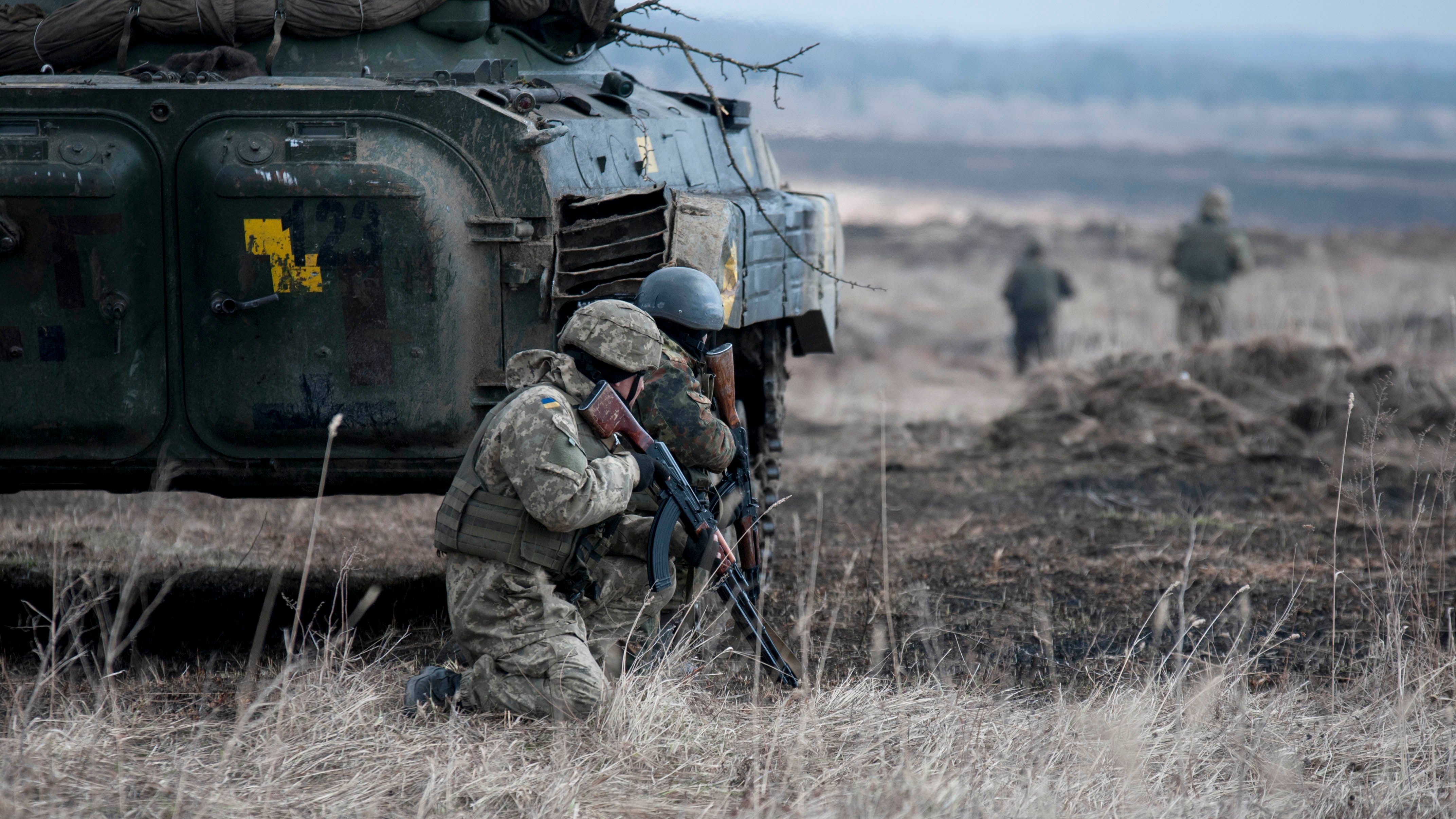 Ukrainian soldiers train with U.S. troops in 2019.