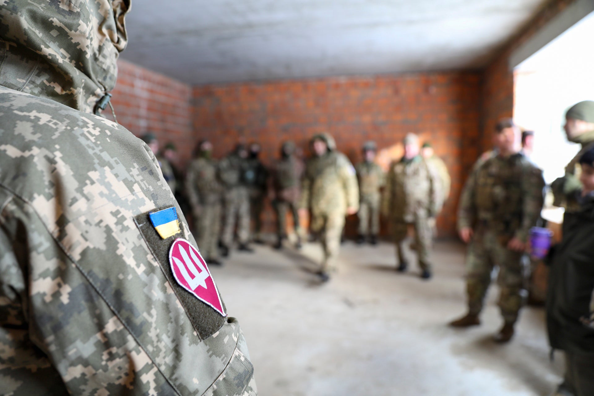 Soldiers training Ukraine army