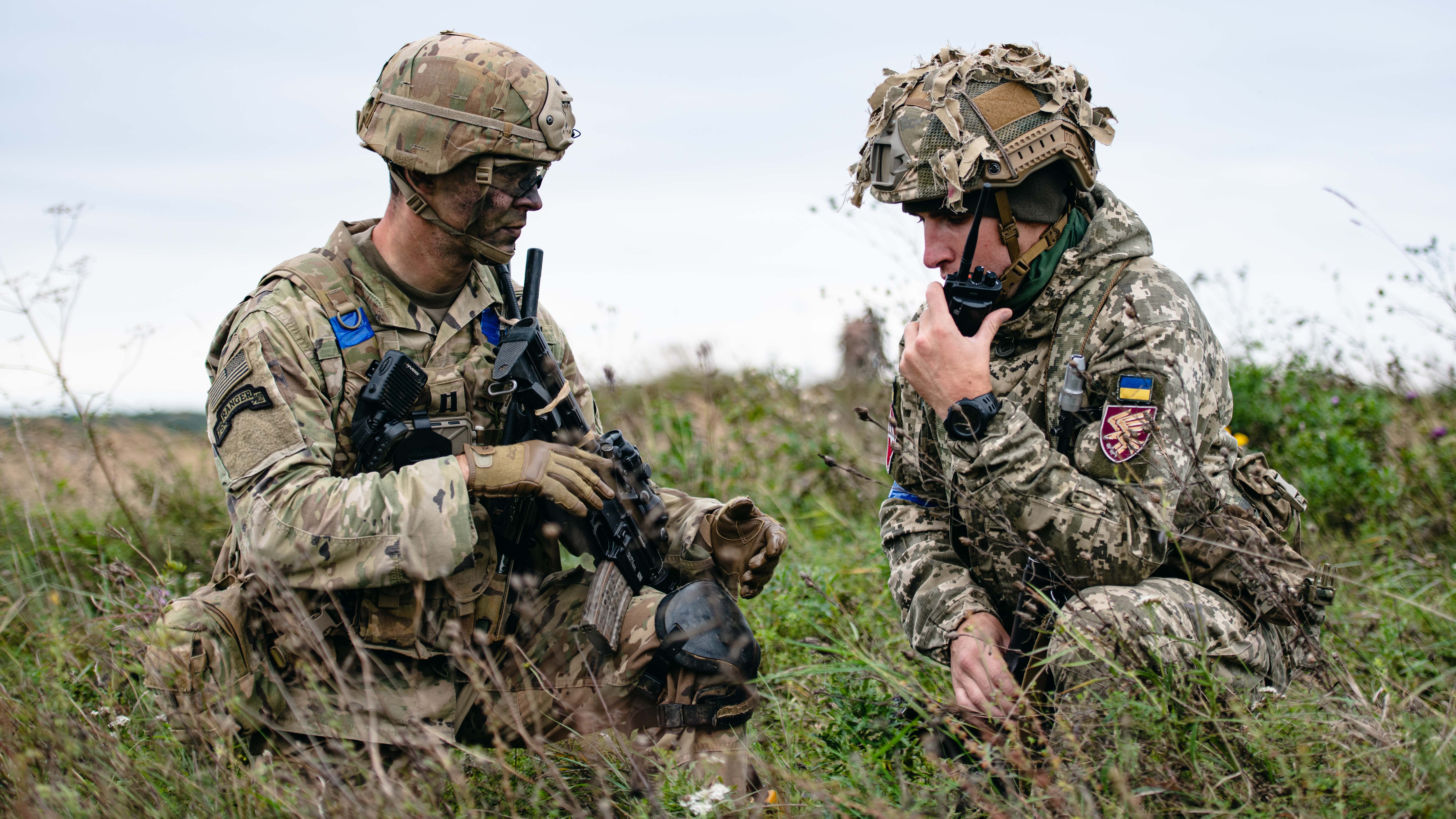 A U.S. and a Ukrainian soldier train together.