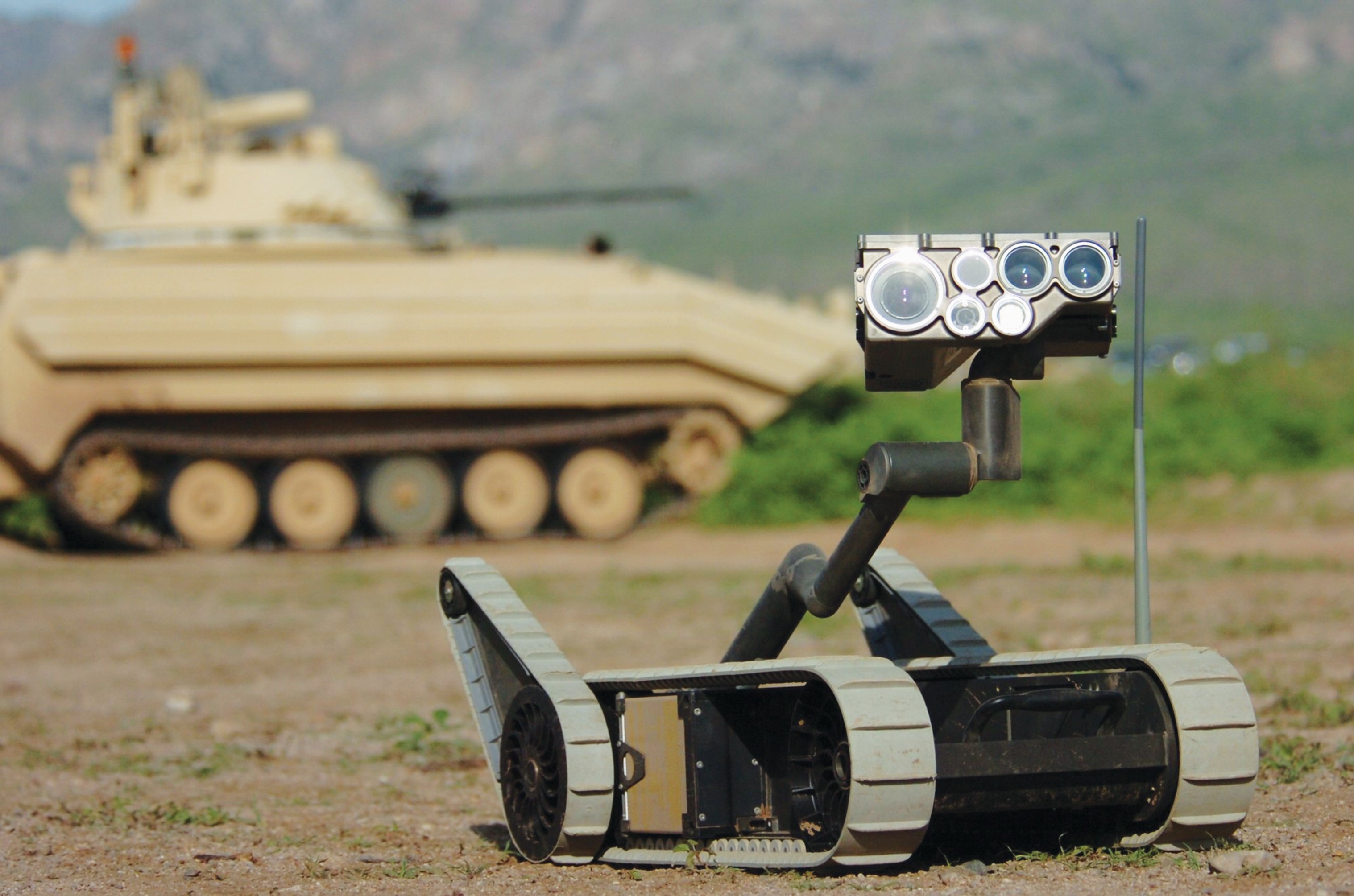 Виды боевых роботов. Военные роботы. Наземные боевые роботы. Американские военные роботы. Военный робот разведчик.
