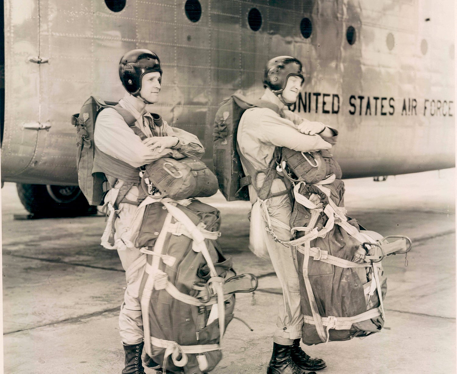 Hal Moore, left, during parachute testing at Fort Bragg, North Carolina. (Credit: U.S. Army)