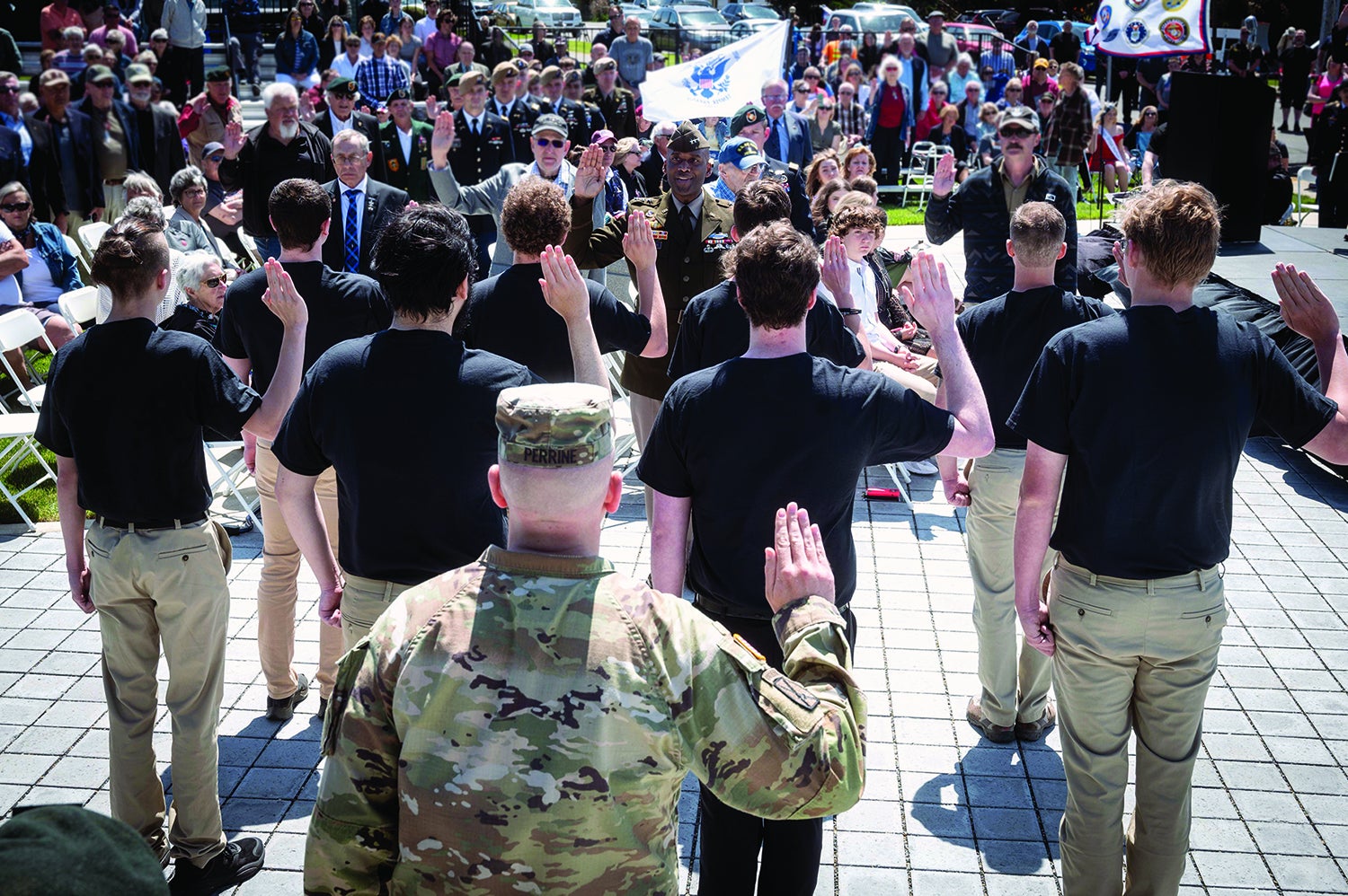 I Corps commander Lt. Gen. Xavier Brunson, center facing camera, administers the oath of enlistment during a ceremony in Hoquiam, Washington. (Credit: U.S. Army/Sgt. Thoman Johnson)