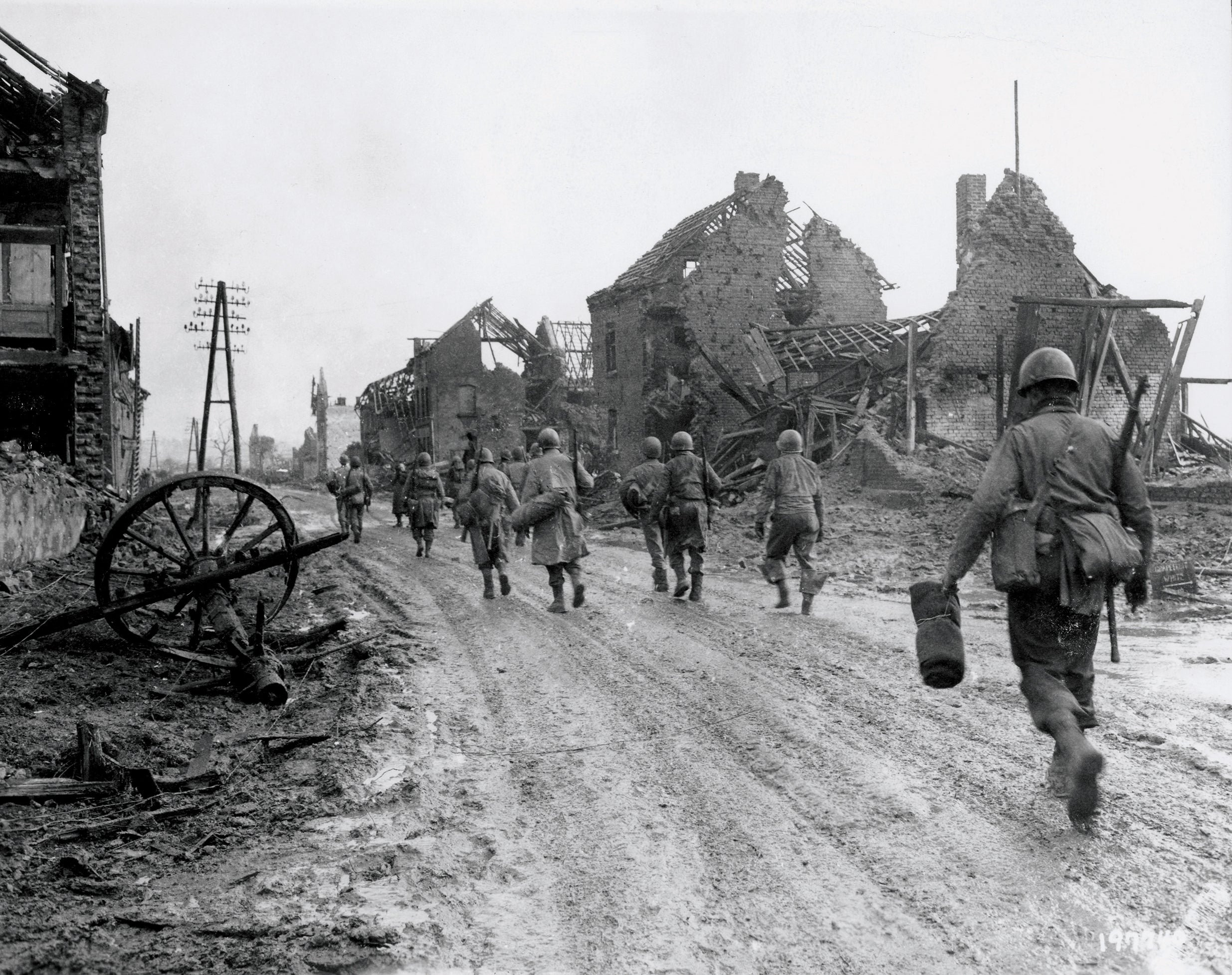 American infantrymen move through Hurtgen, Germany, in December 1944. (Credit: National Archives)