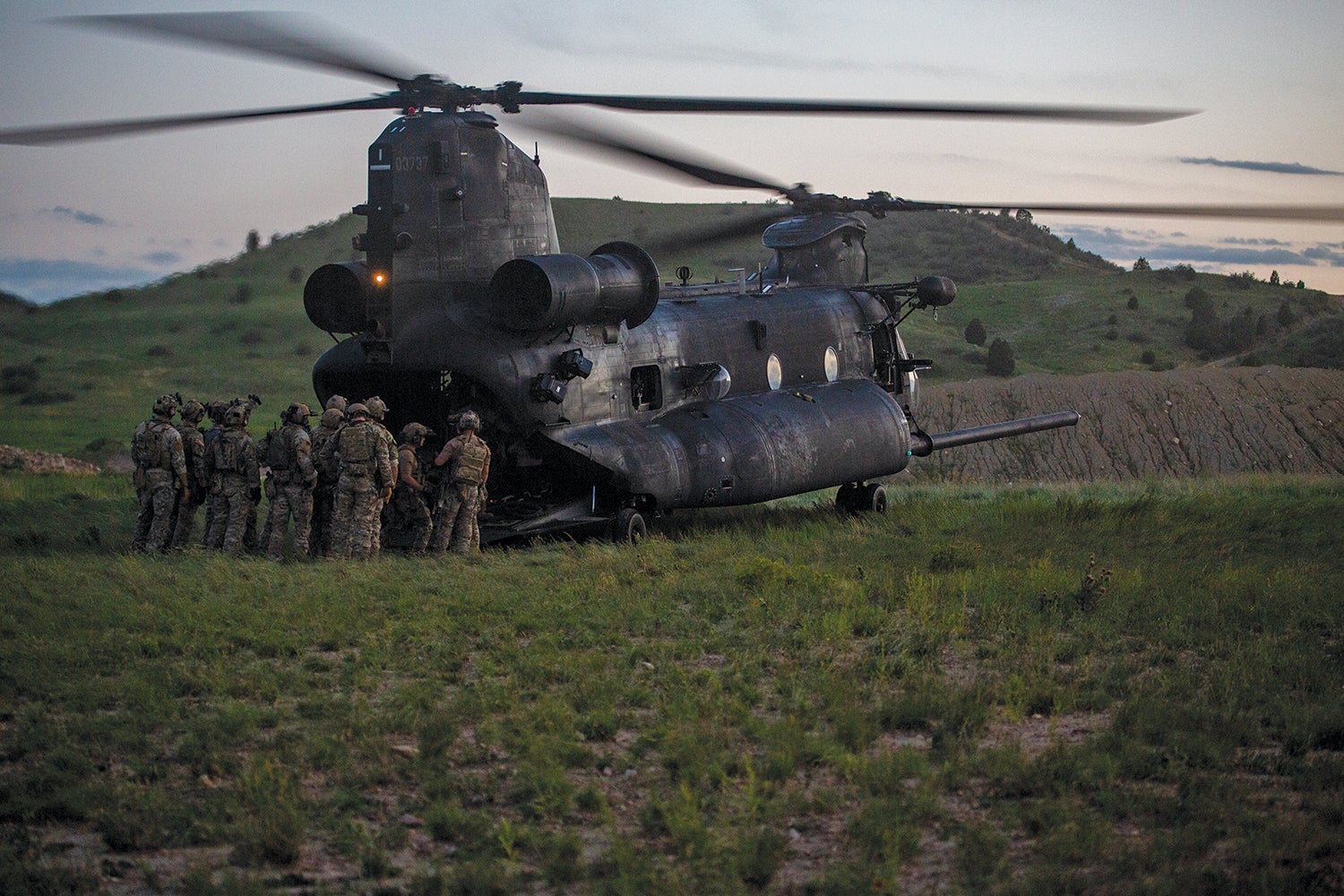 Soldiers from the 10th Special Forces Group (Airborne) prepare to train with crews from the 160th Special Operations Aviation Regiment (Airborne)at Fort Carson, Colorado. (Credit: U.S. Army/Sgt. Isaih Vega)