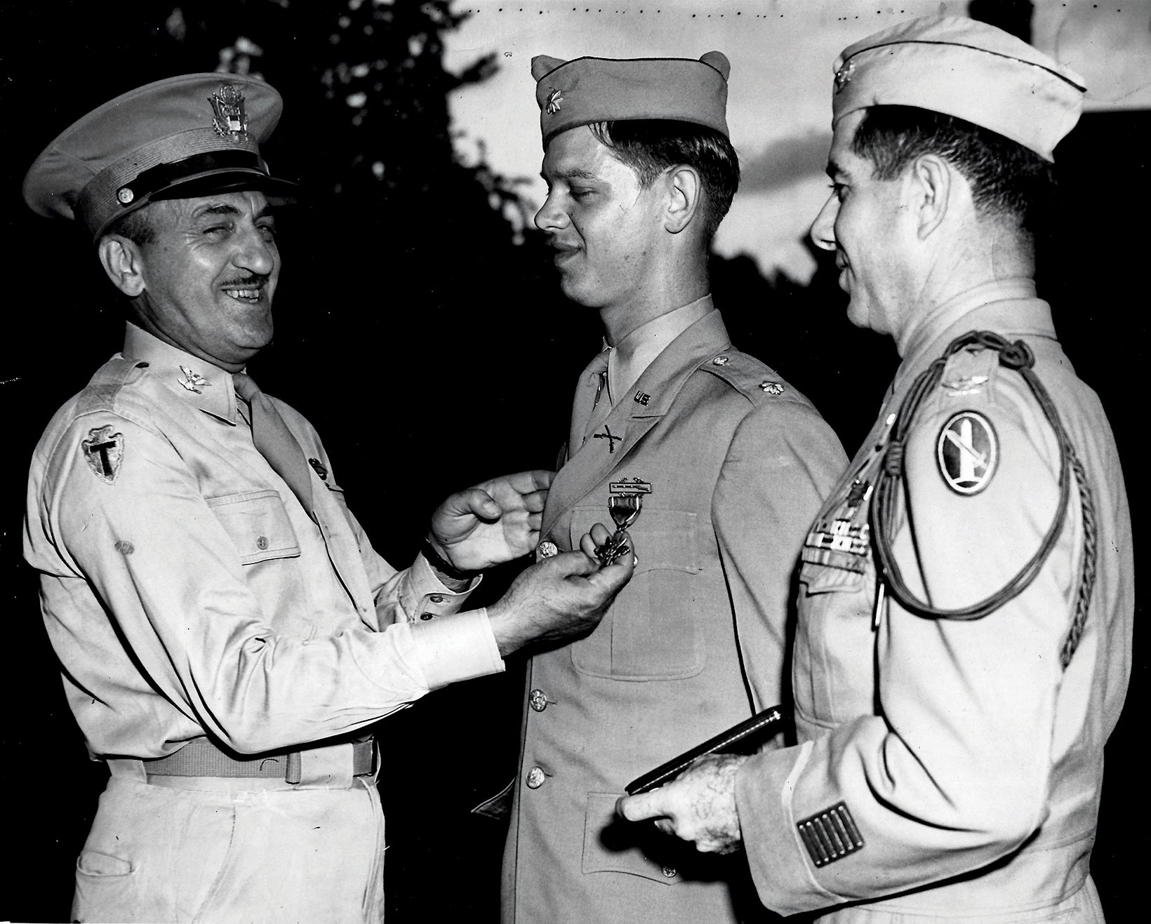 A 22-year-old Maj. Larimore receives the Distinguished Service Cross from Col. John Albright, post commander at Fort Myer, Virginia. (Credit: courtesy of Walt Larimore)