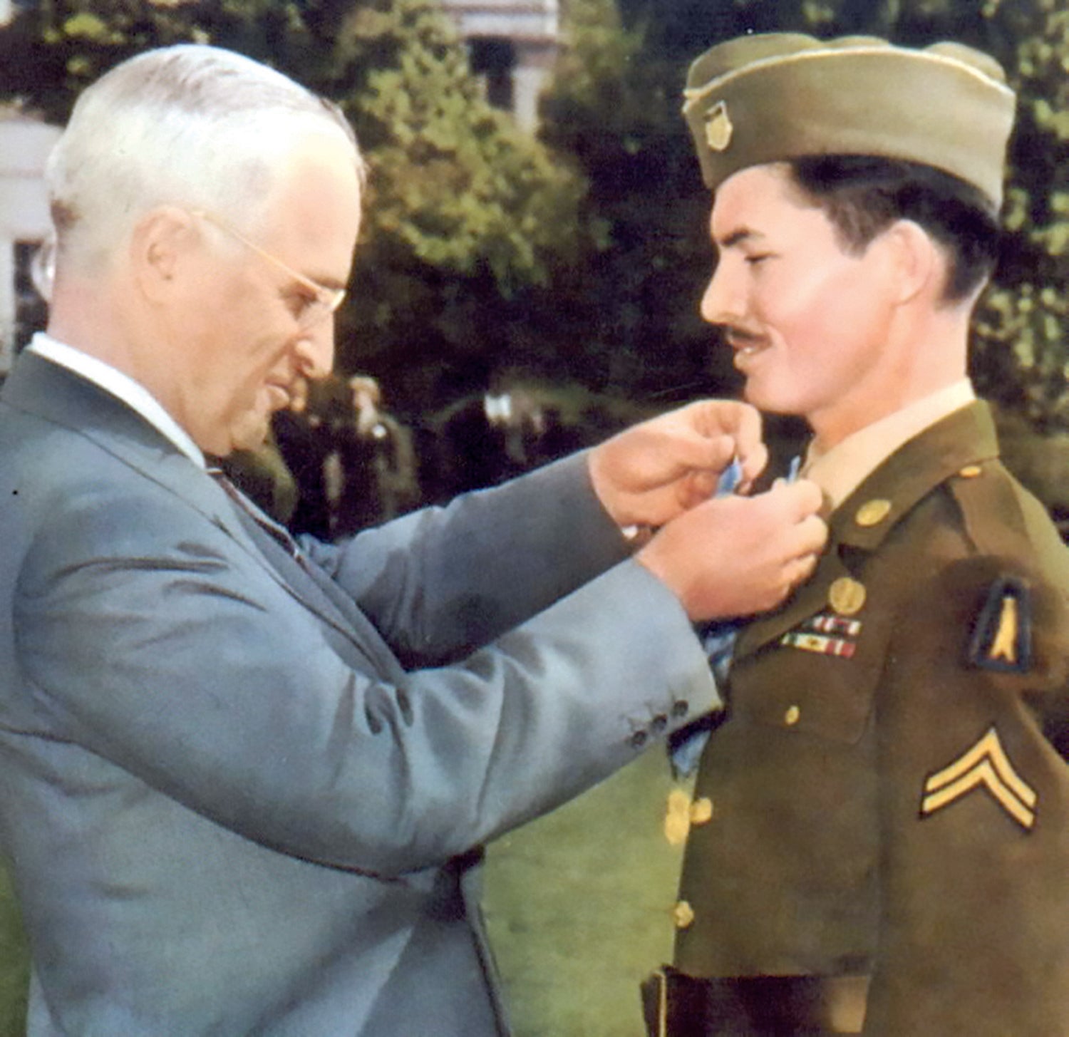 Cpl. Desmond Doss receives the Medal of Honor from President Harry Truman on Oct. 12, 1945. (Credit: Wikipedia)