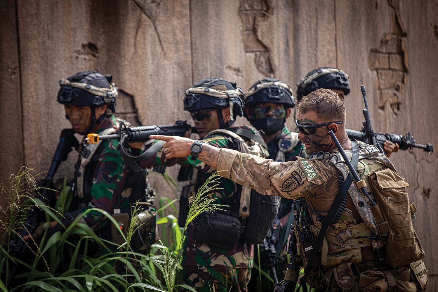 Indonesian troops take direction from Staff Sgt. Jeremy Mireles, a U.S. Army adviser, during maneuvers at Schofield Barracks, Hawaii. (Credit: U.S. Army/Spc. Aleksander Fomin)